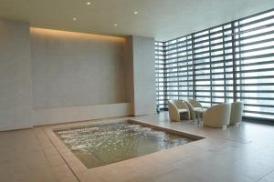 Πισίνα στο ή κοντά στο The Executive Suites at Century Spire Makati +13 φωτογραφίες