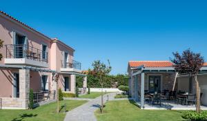 a view of the courtyard of a villa at Nissos Apartments in Myrina