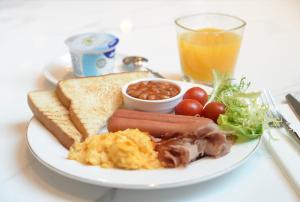 香港香港九龙CBD2智选假日酒店的一盘早餐食品，包括热狗和鸡蛋