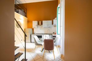 Η κουζίνα ή μικρή κουζίνα στο Eleganza e comfort nel cuore di Torino a due passi da Porta Nuova e dal Museo Egizio