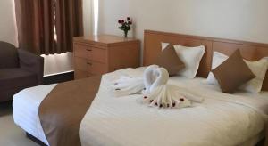 Giường trong phòng chung tại RUBY HOTEL