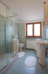 een badkamer met een douche, een toilet en een wastafel bij Casa Guglielmo in Viareggio