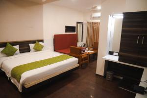 Ένα ή περισσότερα κρεβάτια σε δωμάτιο στο Hotel Madhuvan International +51 φωτογραφίες