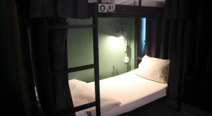 Postel nebo postele na pokoji v ubytování Nimman Forest Hostel