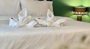 Postel nebo postele na pokoji v ubytování Nimman Forest Hostel
