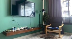TV a/nebo společenská místnost v ubytování Nimman Forest Hostel