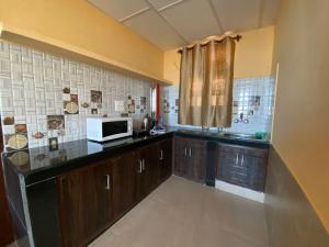 Redeem Cafe & Homestay的厨房或小厨房