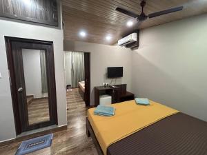 Μια τηλεόραση ή/και κέντρο ψυχαγωγίας στο FabHotel Coco Homes