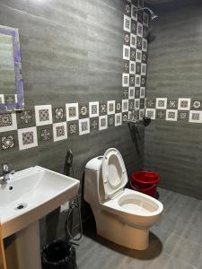 Ένα μπάνιο στο FabHotel Coco Homes