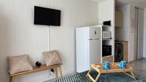 Μια τηλεόραση ή/και κέντρο ψυχαγωγίας στο Studio cosy avec piscine