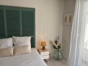 Ένα ή περισσότερα κρεβάτια σε δωμάτιο στο Studio cosy avec piscine +5 φωτογραφίες
