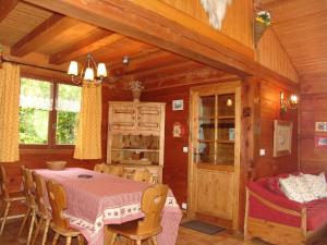 Chalet des Glaciers في شامونيه مون بلان: غرفة طعام مع طاولة وكراسي