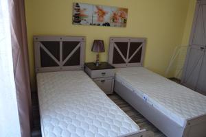 dos camas sentadas una al lado de la otra en un dormitorio en Admiral Plaza Apartments, en Sunny Beach