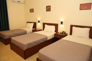 Ліжко або ліжка в номері Rumman Hotel