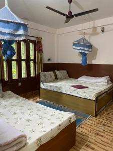 索拉哈Hotel Tree Land Lodge and Cottage的房间里有两张床，装饰着蓝色