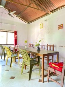 索拉哈Hotel Tree Land Lodge and Cottage的配有木桌椅的餐厅
