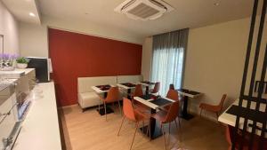 a room with a table and chairs and a kitchen at Hotel Milazzo Smart in Milazzo