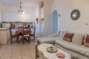 a living room with a couch and a table at Charmante ferienwohnung in Tinos Town