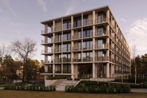 an apartment building with stairs in front of it at Baltic Park Loft by Zdrojowa in Świnoujście