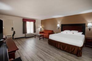 Giường trong phòng chung tại Days Inn & Suites by Wyndham Tyler