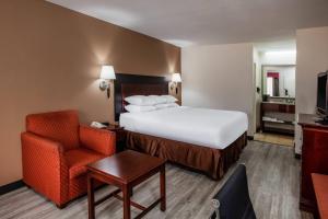 Giường trong phòng chung tại Days Inn & Suites by Wyndham Tyler