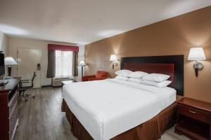 Giường trong phòng chung tại Days Inn & Suites by Wyndham Tyler