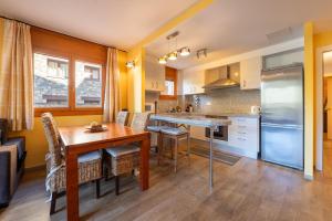 Η κουζίνα ή μικρή κουζίνα στο Barthe Holidays I Apartamento rústico en El Tarter 6PAX I Gran terraza con vistas al valle, ideal para familias o grupo, Parking I Rossinyol