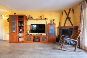 Μια τηλεόραση ή/και κέντρο ψυχαγωγίας στο Barthe Holidays I Apartamento rústico en El Tarter 6PAX I Gran terraza con vistas al valle, ideal para familias o grupo, Parking I Rossinyol