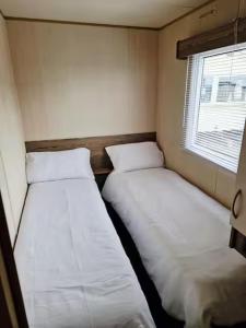 Elms Caravan with sea views at Devon Cliffs客房内的一张或多张床位