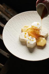 eine weiße Platte mit vier verschiedenen Arten von Lebensmitteln in der Unterkunft Hotel & Spa REGENT PETITE FRANCE in Straßburg