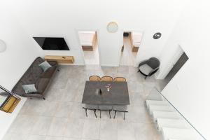 eine Draufsicht auf ein Wohnzimmer mit Tisch und Stühlen in der Unterkunft Apartments Lukas in Zadar + 1 Foto
