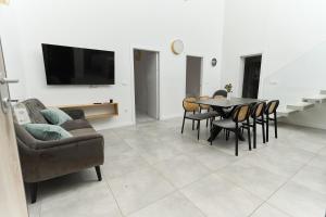 Μια τηλεόραση ή/και κέντρο ψυχαγωγίας στο Apartments Lukas