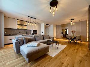 a living room with a couch and a table at FeWo No 408 Lebada Lake in Pantelimon