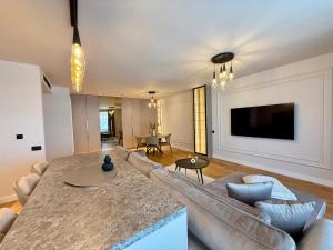 a living room with a couch and a table at FeWo No 408 Lebada Lake in Pantelimon