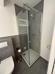 Koupelna v ubytování Frisch renoviertes Appartement + 37 fotografií