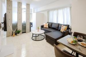 un salon avec un canapé et une table dans l'établissement LAN Sapporo Nijo Market, à Sapporo