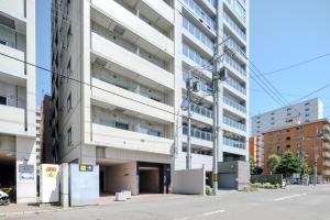 une rue vide devant un grand immeuble dans l'établissement LAN Sapporo Nijo Market, à Sapporo