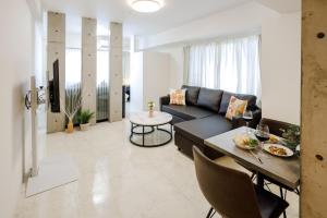 un salon avec un canapé et une table dans l'établissement LAN Sapporo Nijo Market, à Sapporo