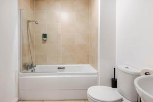 Bilik mandi di Stylish City Apt Belfast Cathedral Qtr +11 gambar