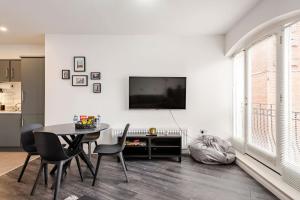 Televisyen dan/atau pusat hiburan di Stylish City Apt Belfast Cathedral Qtr