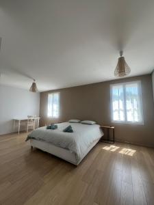 ein Schlafzimmer mit großem Bett und Holzboden in der Unterkunft Maison à 5 min de Disneyland Paris in Esbly