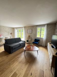 ein Wohnzimmer mit einer Couch und einem Couchtisch in der Unterkunft Maison à 5 min de Disneyland Paris in Esbly