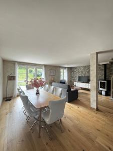 ein Wohnzimmer mit Tisch und Stühlen und einer Couch in der Unterkunft Maison à 5 min de Disneyland Paris in Esbly