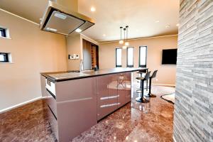八街市にある8Room - Vacation STAY 70870vのシンクとカウンタートップのあるキッチン