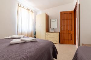 Un dormitorio con una cama con dos toallas encima. en Villa Brigida Beach & Pool, en Ascea 87 fotos más