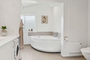 Ένα μπάνιο στο Scenic Holiday Home In Bratten +19 φωτογραφίες
