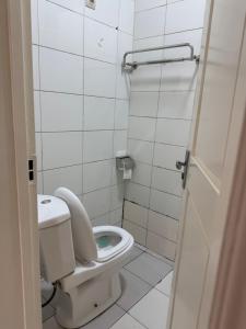 Kamar mandi di The Bacongo Gem