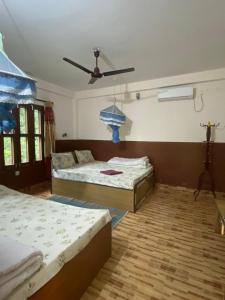 Hotel Tree Land Lodge and Cottage客房内的一张或多张床位