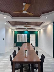 ein Konferenzraum mit einem Holztisch und Stühlen in der Unterkunft Poolside Cottage in Lubao + 14 Fotos