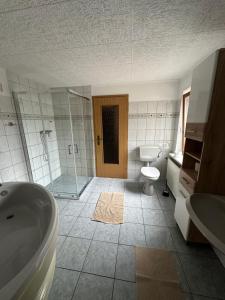 Ένα μπάνιο στο Pension „Haus 11“ Lauta